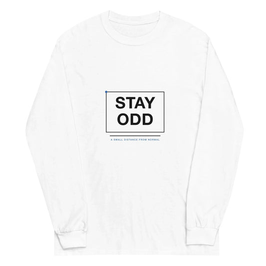 ODD COMMONの白い長袖Tシャツ。胸元に黒い枠線とSTAY ODDの文字、小さな青いポイントがデザインされたミニマルなタイポグラフィTシャツ。